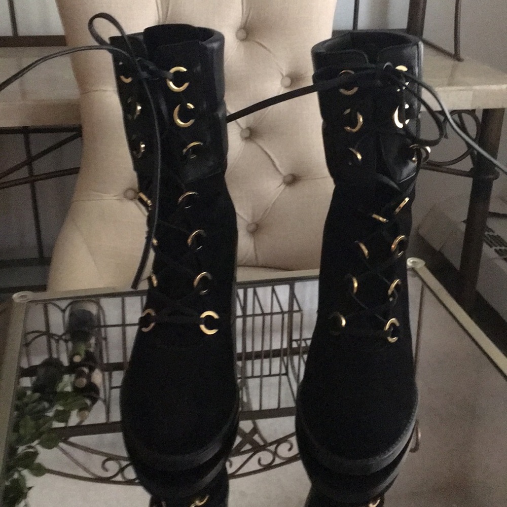 Suede and leather hold trim boots